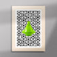 Tableau décoratif d'un tagine marocain en vert, sur un fond de zellige marocain en noir et blanc, encadré dans un cadre en bois - Format A5.