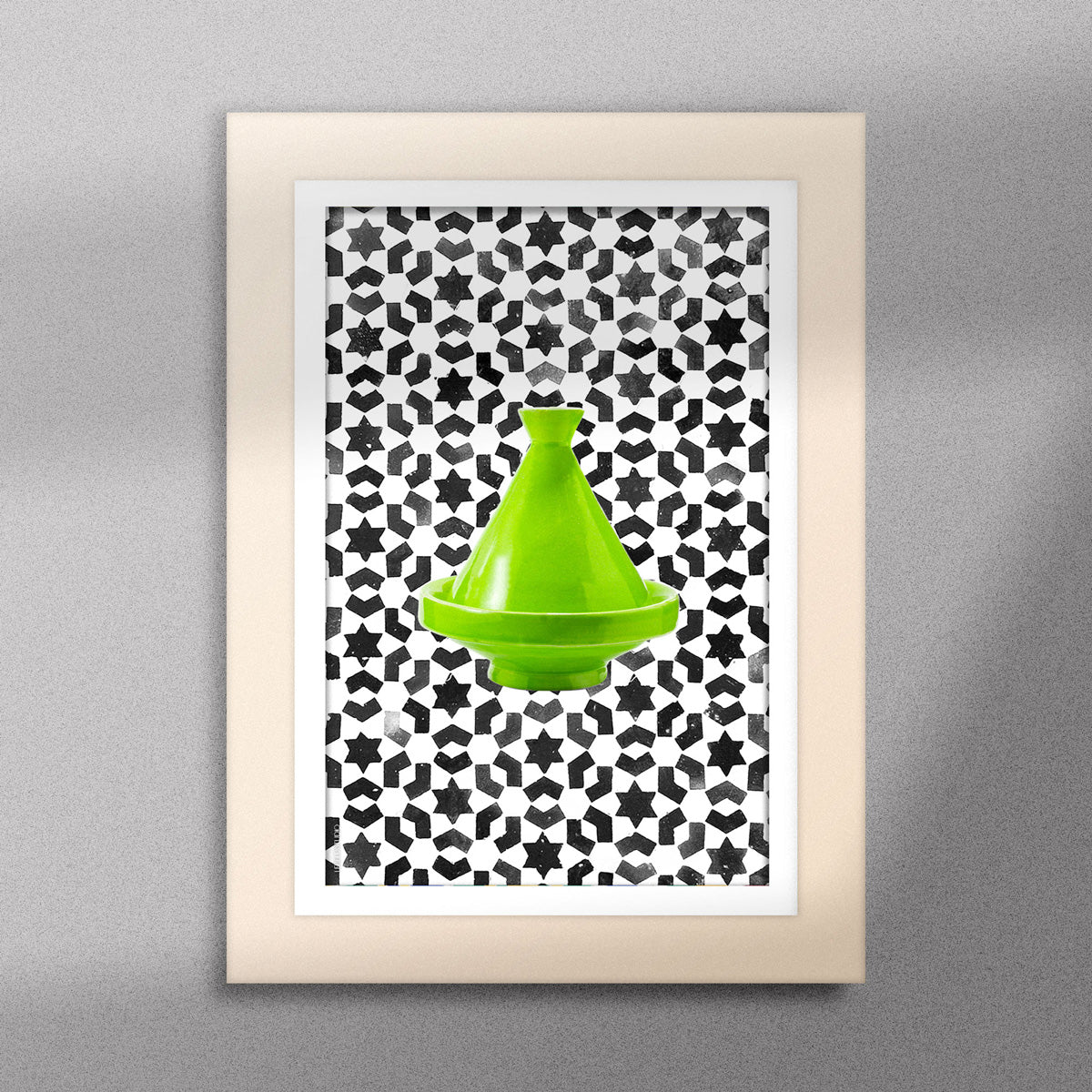 Tableau décoratif d'un tagine marocain en vert, sur un fond de zellige marocain en noir et blanc, encadré dans un cadre en bois - Format A5.