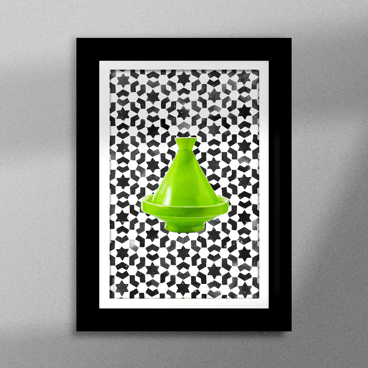 Tableau décoratif d'un tagine marocain en vert, sur un fond de zellige marocain en noir et blanc, encadré dans un cadre noir - Format A5.