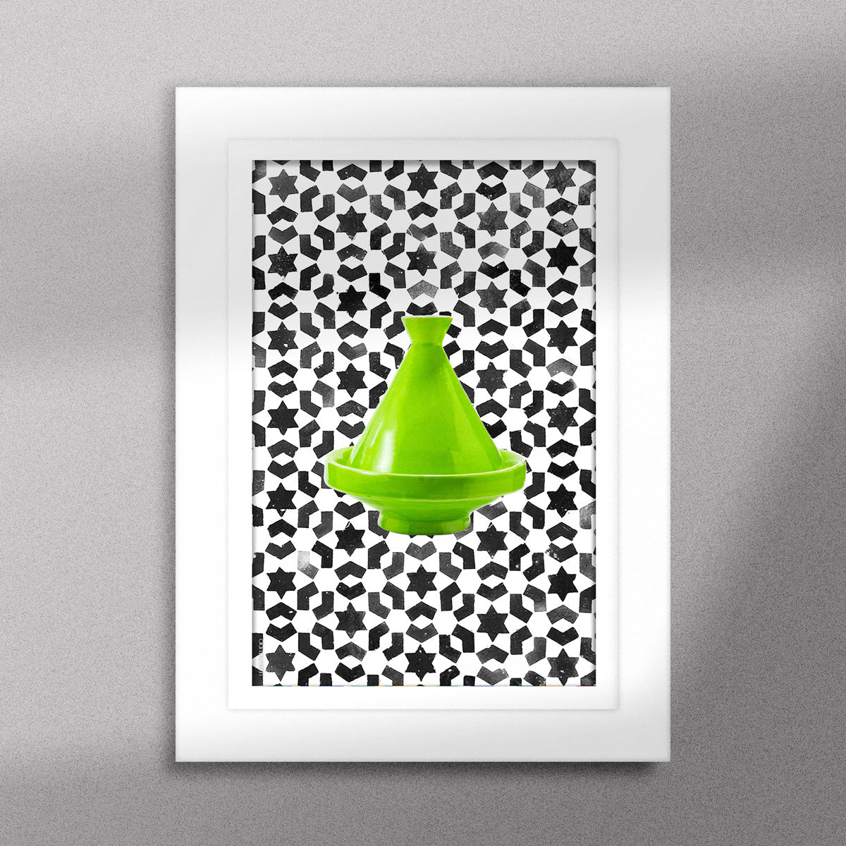 Tableau décoratif d'un tagine marocain en vert, sur un fond de zellige marocain en noir et blanc, encadré dans un cadre blanc - Format A5.