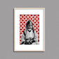 Tableau décoratif d'une femme marocaine, sur un fond de zellige marocain en rouge et blanc, encadré dans un cadre en bois - Format A3