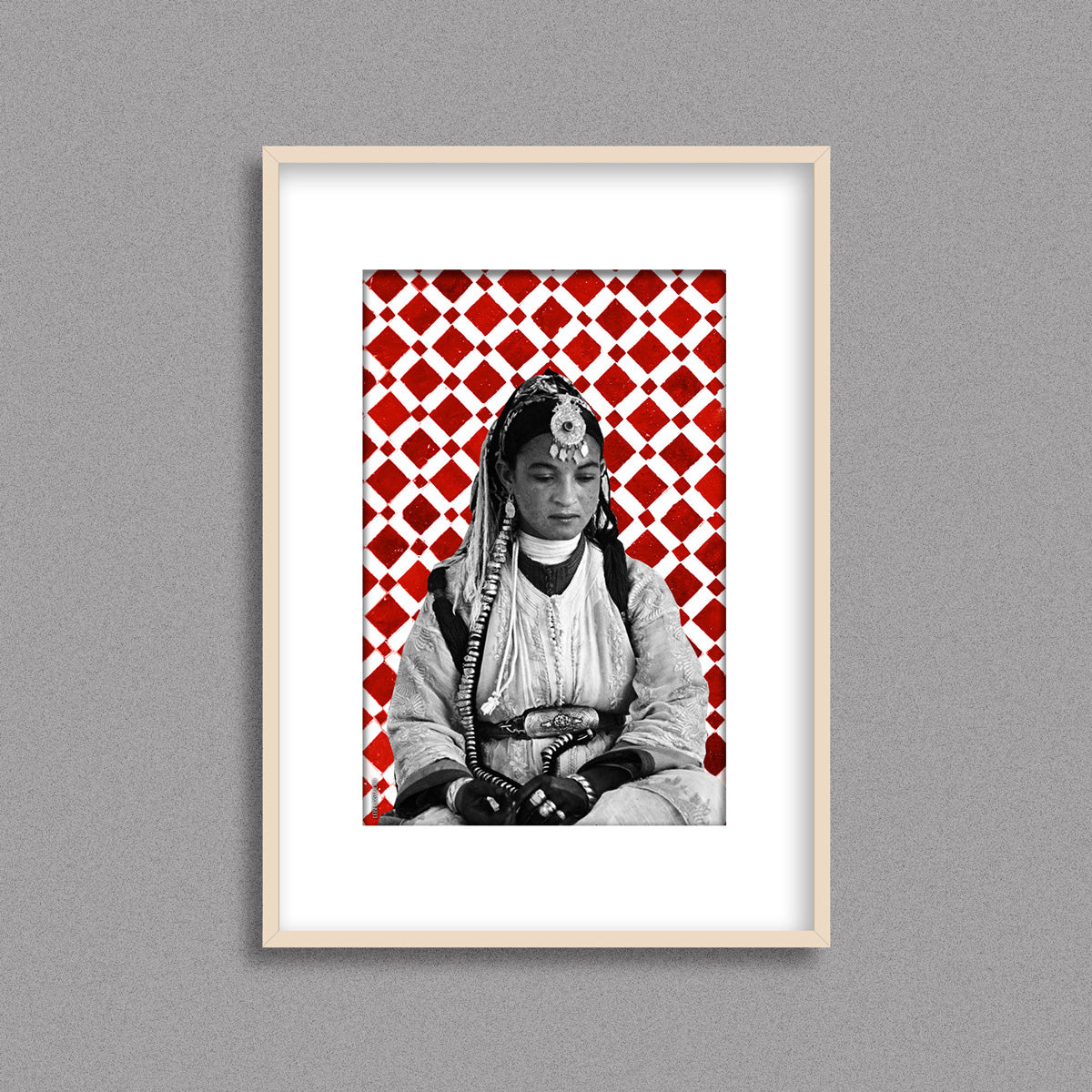 Tableau décoratif d'une femme marocaine, sur un fond de zellige marocain en rouge et blanc, encadré dans un cadre en bois - Format A3