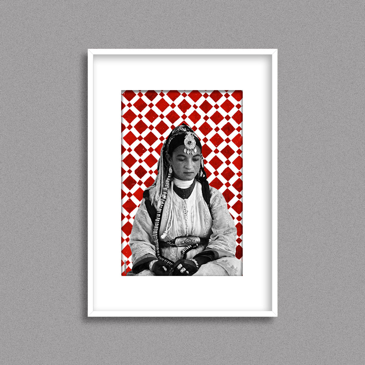 Tableau décoratif d'une femme marocaine, sur un fond de zellige marocain en rouge et blanc, encadré dans un cadre en blanc - Format A3