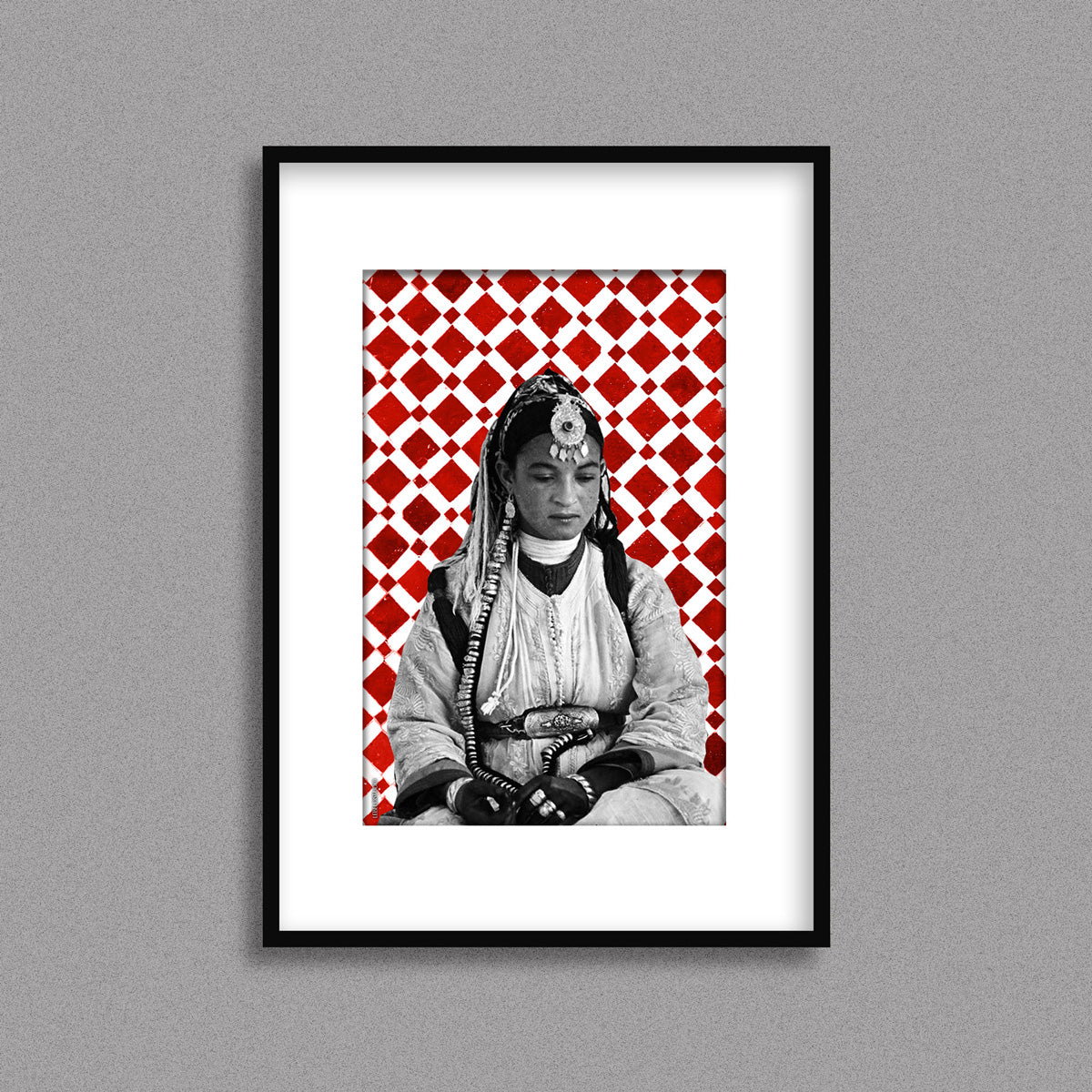 Tableau décoratif d'une femme marocaine, sur un fond de zellige marocain en rouge et blanc, encadré dans un cadre en noir - Format A3