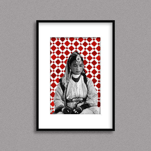 Tableau décoratif d'une femme marocaine, sur un fond de zellige marocain en rouge et blanc, encadré dans un cadre en noir - Format A3