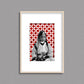 Tableau décoratif d'une femme marocaine, sur un fond de zellige marocain en rouge et blanc, encadré dans un cadre en bois - Format A4