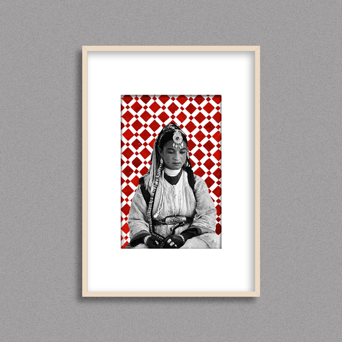 Tableau décoratif d'une femme marocaine, sur un fond de zellige marocain en rouge et blanc, encadré dans un cadre en bois - Format A4