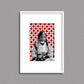 Tableau décoratif d'une femme marocaine, sur un fond de zellige marocain en rouge et blanc, encadré dans un cadre en blanc - Format A4