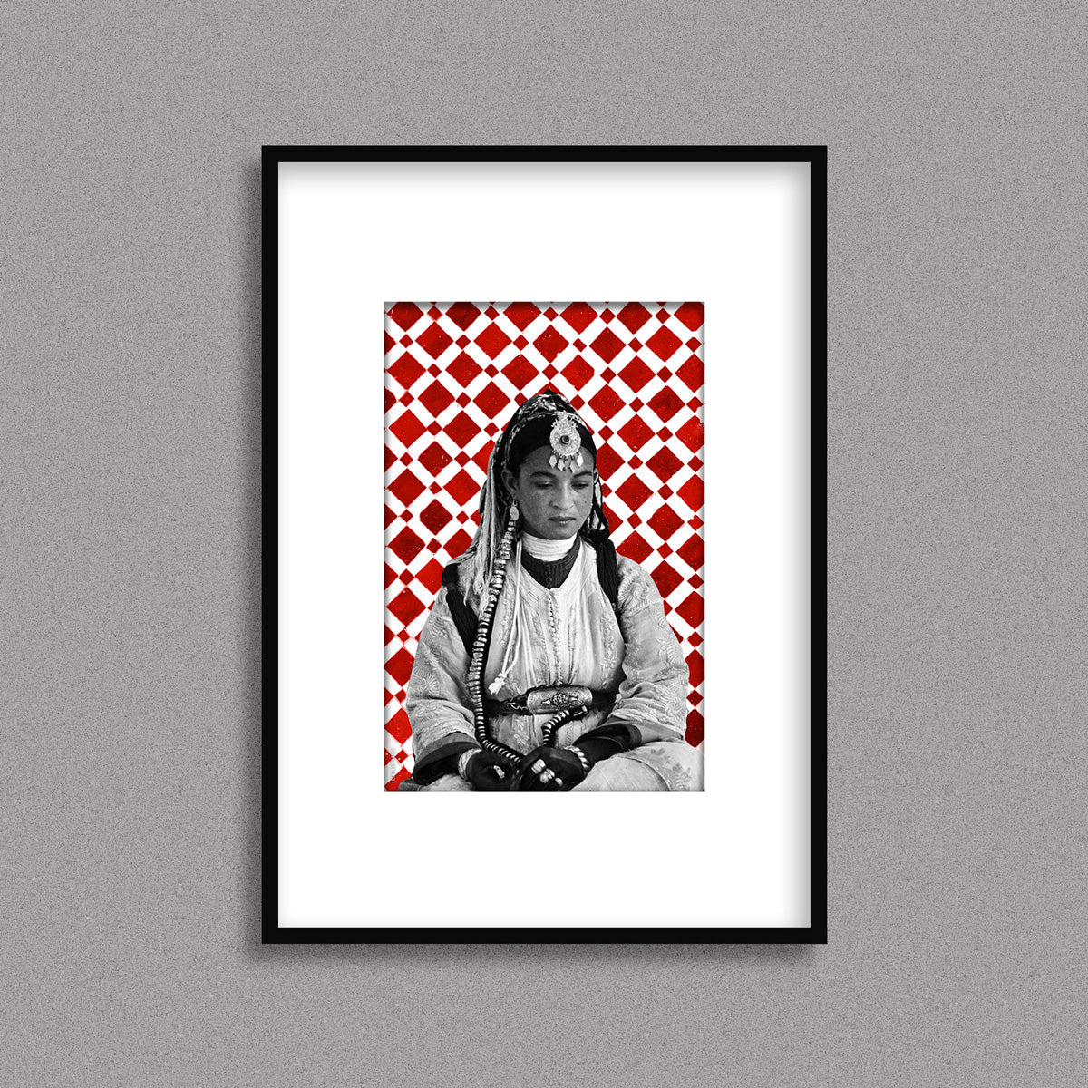 Tableau décoratif d'une femme marocaine, sur un fond de zellige marocain en rouge et blanc, encadré dans un cadre en noir - Format A4