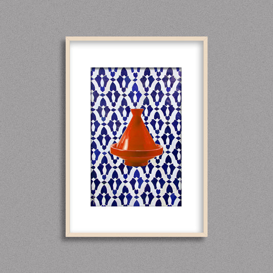 Tableau décoratif d'un tagine marocain en orange, sur un fond de zellige marocain de motifs en bleu, encadré dans un cadre en bois - Format A3.