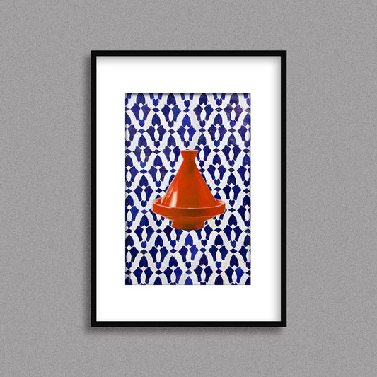 Tableau décoratif d'un tagine marocain en orange, sur un fond de zellige marocain de motifs en bleu, encadré dans un cadre noir - Format A3.