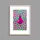 Tableau décoratif d'un tagine marocain en rose, sur un fond de zellige marocain coloré, encadré dans un cadre en bois - Format A3.