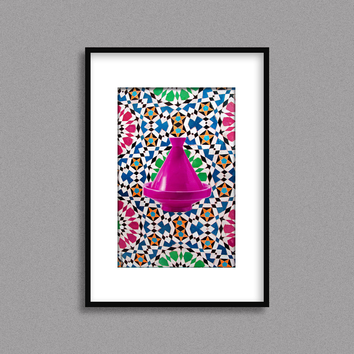 Tableau décoratif d'un tagine marocain en rose, sur un fond de zellige marocain coloré, encadré dans un cadre noir - Format A3.