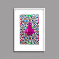 Tableau décoratif d'un tagine marocain en rose, sur un fond de zellige marocain coloré, encadré dans un cadre blanc - Format A3.