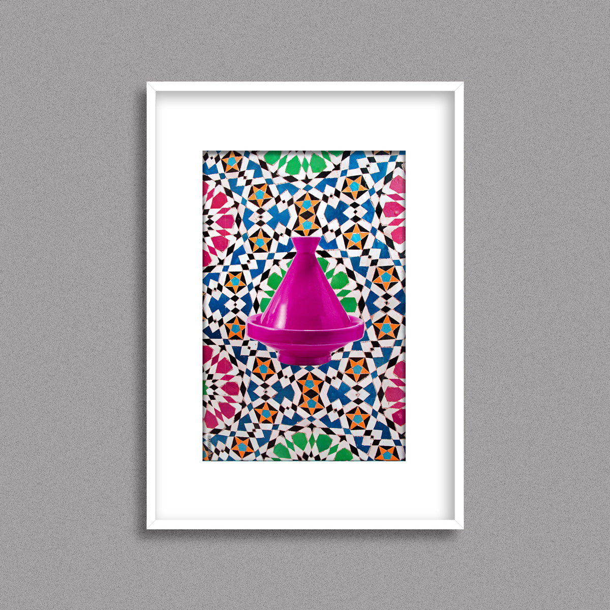 Tableau décoratif d'un tagine marocain en rose, sur un fond de zellige marocain coloré, encadré dans un cadre blanc - Format A3.