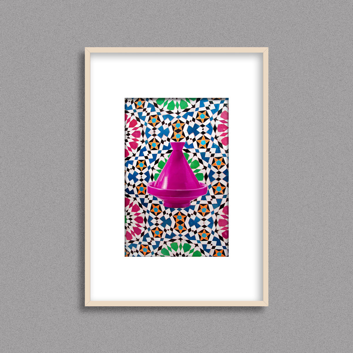 Tableau décoratif d'un tagine marocain en rose, sur un fond de zellige marocain coloré, encadré dans un cadre en bois - Format A4.