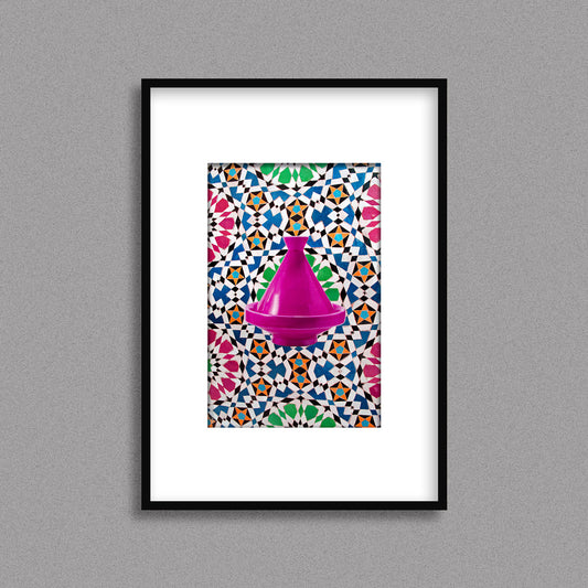 Tableau décoratif d'un tagine marocain en rose, sur un fond de zellige marocain coloré, encadré dans un cadre noir - Format A4.