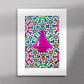 Tableau décoratif d'un tagine marocain en rose, sur un fond de zellige marocain coloré, encadré dans un cadre blanc - Format A5.