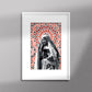 Tableau décoratif d'une femme marocaine souriante, sur un fond de zellige marocain, encadré dans un cadre en blanc - Format A3