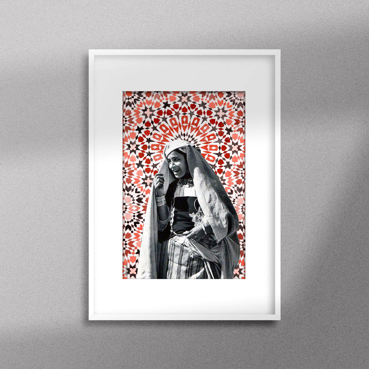 Tableau décoratif d'une femme marocaine souriante, sur un fond de zellige marocain, encadré dans un cadre en blanc - Format A3