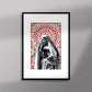 Tableau décoratif d'une femme marocaine souriante, sur un fond de zellige marocain, encadré dans un cadre en noir - Format A3