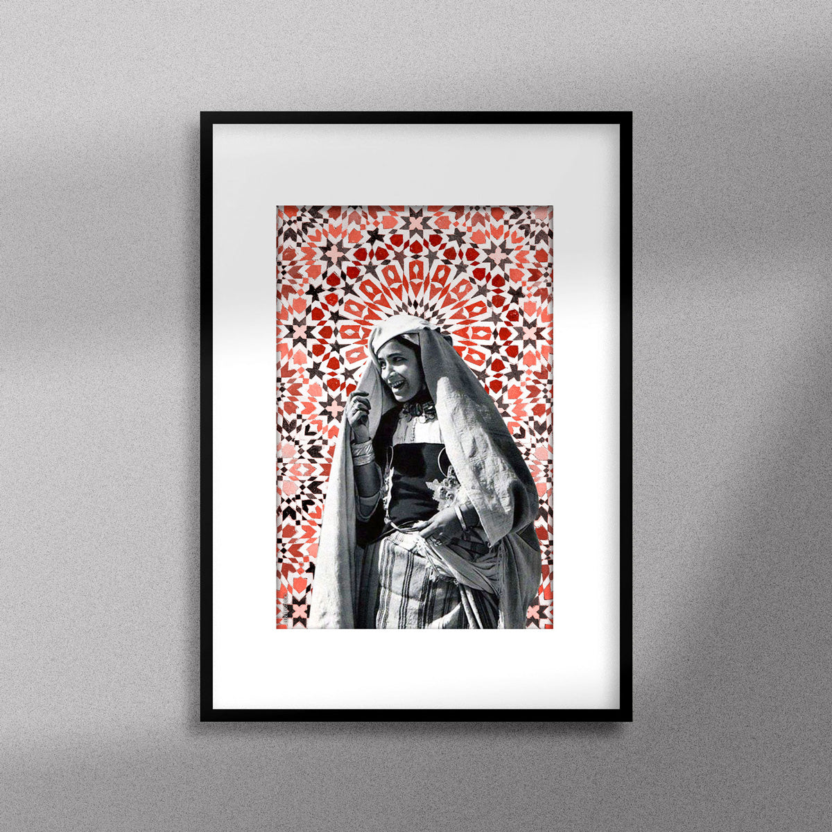 Tableau décoratif d'une femme marocaine souriante, sur un fond de zellige marocain, encadré dans un cadre en noir - Format A3