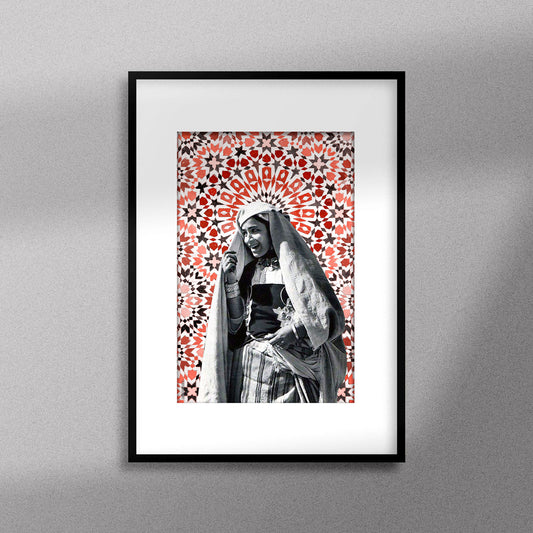 Tableau décoratif d'une femme marocaine souriante, sur un fond de zellige marocain, encadré dans un cadre en noir - Format A3