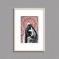 Tableau décoratif d'une femme marocaine souriante, sur un fond de zellige marocain, encadré dans un cadre en bois - Format A4