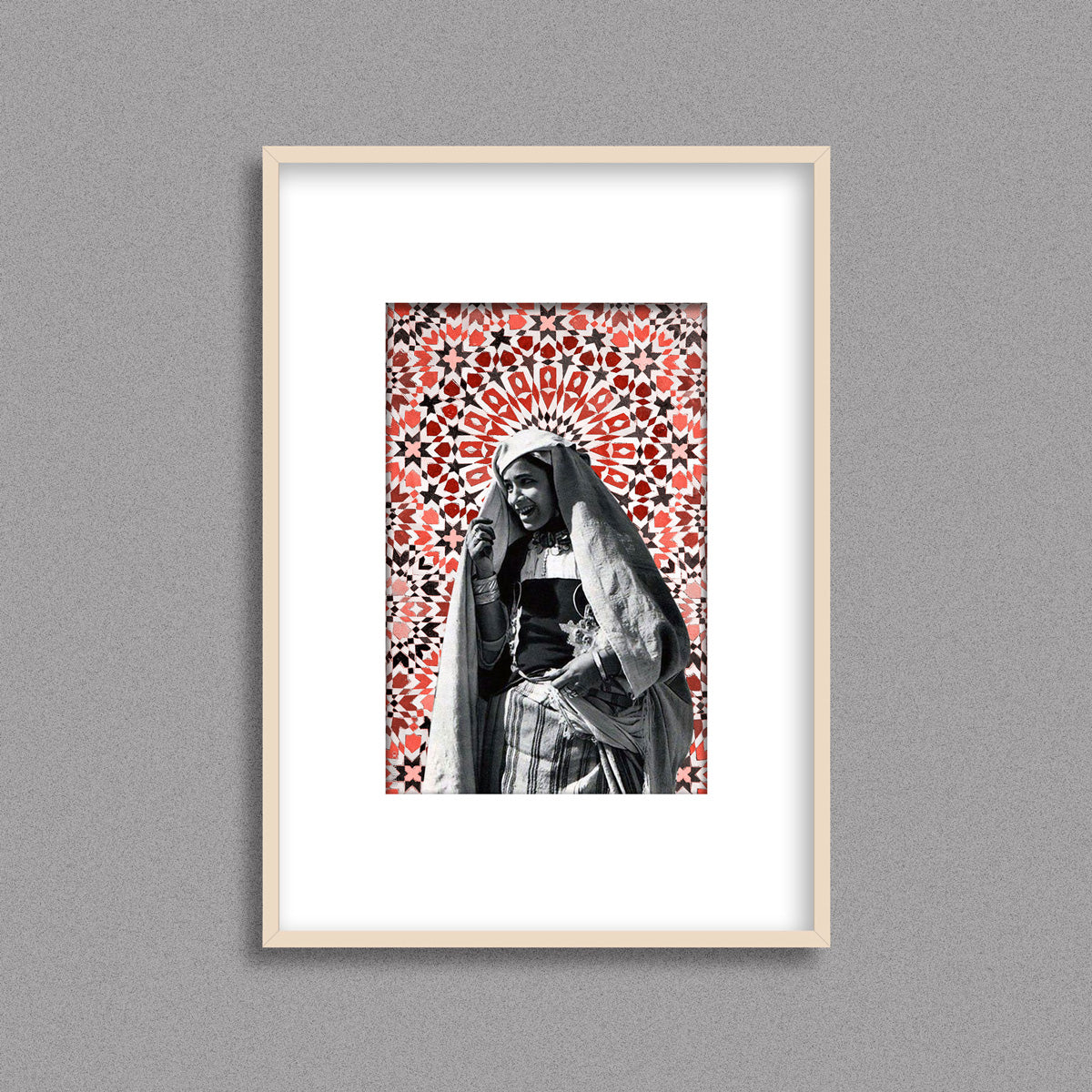 Tableau décoratif d'une femme marocaine souriante, sur un fond de zellige marocain, encadré dans un cadre en bois - Format A4