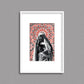 Tableau décoratif d'une femme marocaine souriante, sur un fond de zellige marocain, encadré dans un cadre en blanc - Format A4