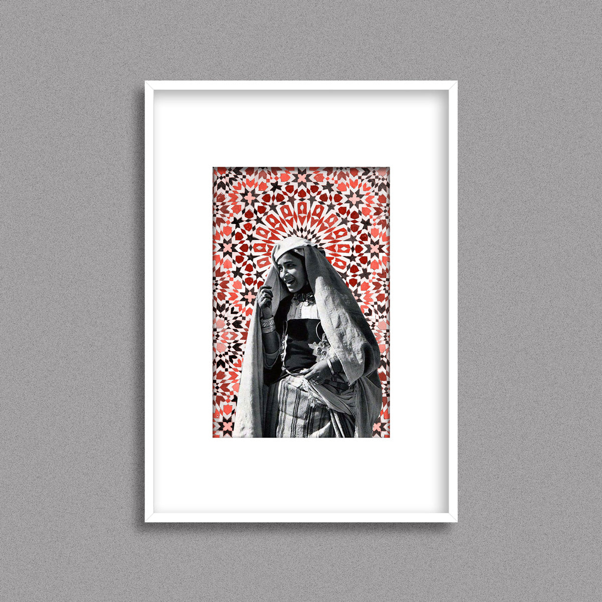 Tableau décoratif d'une femme marocaine souriante, sur un fond de zellige marocain, encadré dans un cadre en blanc - Format A4