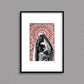 Tableau décoratif d'une femme marocaine souriante, sur un fond de zellige marocain, encadré dans un cadre en noir - Format A4