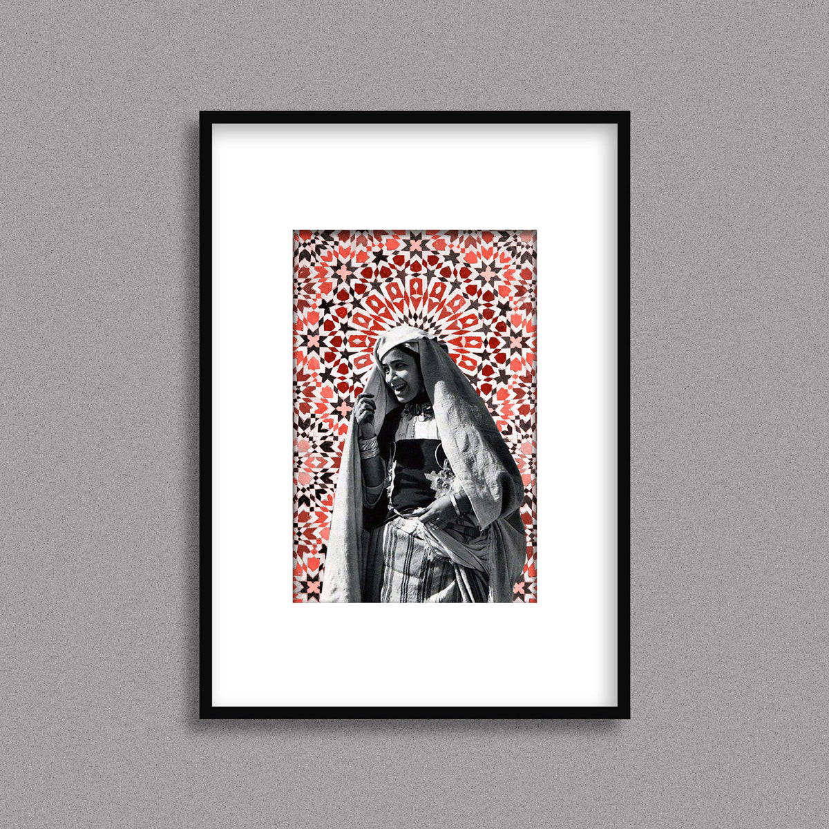 Tableau décoratif d'une femme marocaine souriante, sur un fond de zellige marocain, encadré dans un cadre en noir - Format A4
