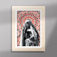 Tableau décoratif d'une femme marocaine souriante, sur un fond de zellige marocain, encadré dans un cadre en bois - Format A5