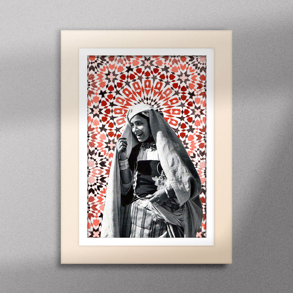 Tableau décoratif d'une femme marocaine souriante, sur un fond de zellige marocain, encadré dans un cadre en bois - Format A5