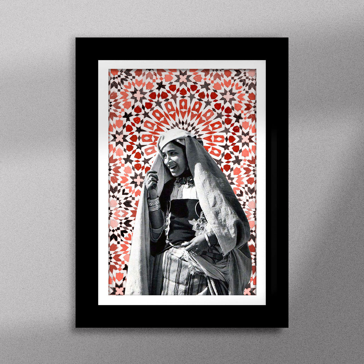 Tableau décoratif d'une femme marocaine souriante, sur un fond de zellige marocain, encadré dans un cadre en noir - Format A5