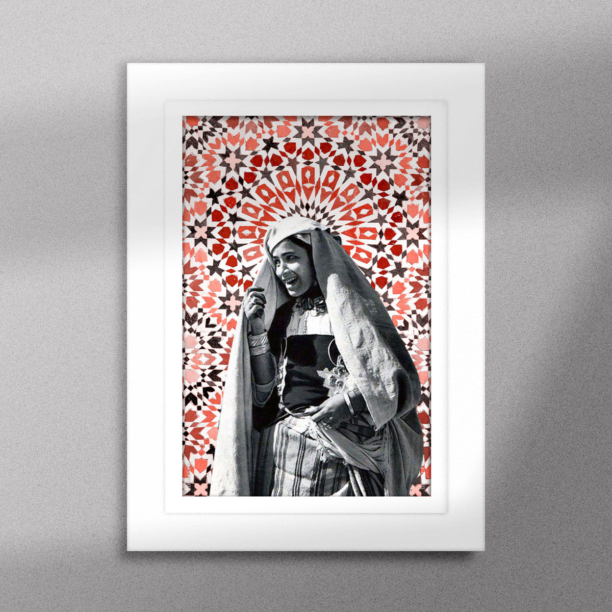 Tableau décoratif d'une femme marocaine souriante, sur un fond de zellige marocain, encadré dans un cadre en blanc - Format A5