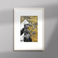 Tableau décoratif représentant un portrait d'une femme amazighe portant la fibule sur un fond de zellige marocain avec des feuilles d'or, encadré dans un cadre en bois - Format A4.