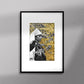 Tableau décoratif représentant un portrait d'une femme amazighe portant la fibule sur un fond de zellige marocain avec des feuilles d'or, encadré dans un cadre noir - Format A4.