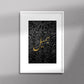 Tableau décoratif avec le mot "Jamil" qui signifie "beau" en doré sur un fond noir de motif artisanal marocain, encadré dans un cadre en blanc.