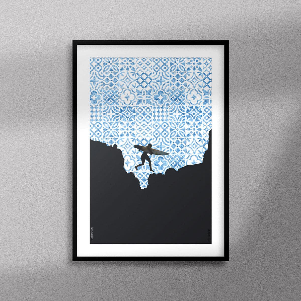 Tableau décoratif de la silhouette d'un surfeur sur un fond de motifs marocains en bleu, encadré dans un cadre noir - Format A3.