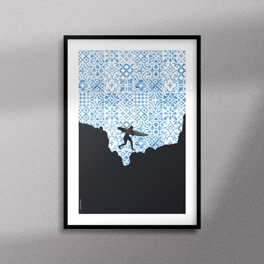 Tableau décoratif de la silhouette d'un surfeur sur un fond de motifs marocains en bleu, encadré dans un cadre noir - Format A3.
