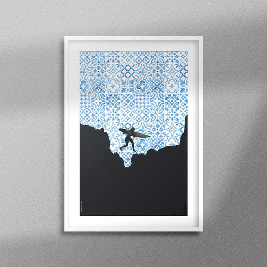 Tableau décoratif de la silhouette d'un surfeur sur un fond de motifs marocains en bleu, encadré dans un cadre blanc - Format A3.