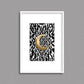 Tableau décoratif d'une lune en dorée sur un fond de motifs marocain, représentant le mois sacré du Ramadan, encadré dans un cadre en blanc - Format A4.