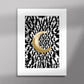 Tableau décoratif d'une lune en dorée sur un fond de motifs marocain, représentant le mois sacré du Ramadan, encadré dans un cadre en blanc - Format A5.