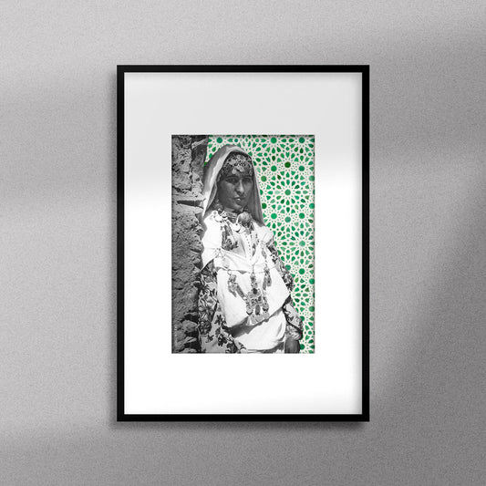 Tableau décoratif du portrait d'une femme amazighe sur un zellige beldi vert, encadré dans un cadre noir - Format A4.