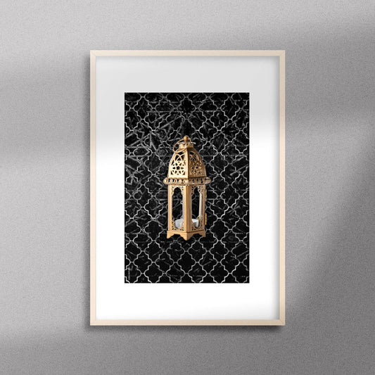 Tableau décoratif  d'une lanterne traditionnelle marocaine en dorée sur un fond de zellige marocain noir, encadré dans un cadre en bois - Format A3.