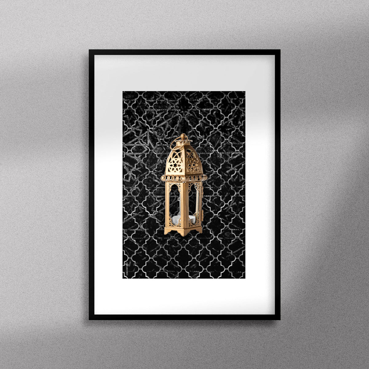 Tableau décoratif  d'une lanterne traditionnelle marocaine en dorée sur un fond de zellige marocain noir, encadré dans un cadre noir - Format A3.