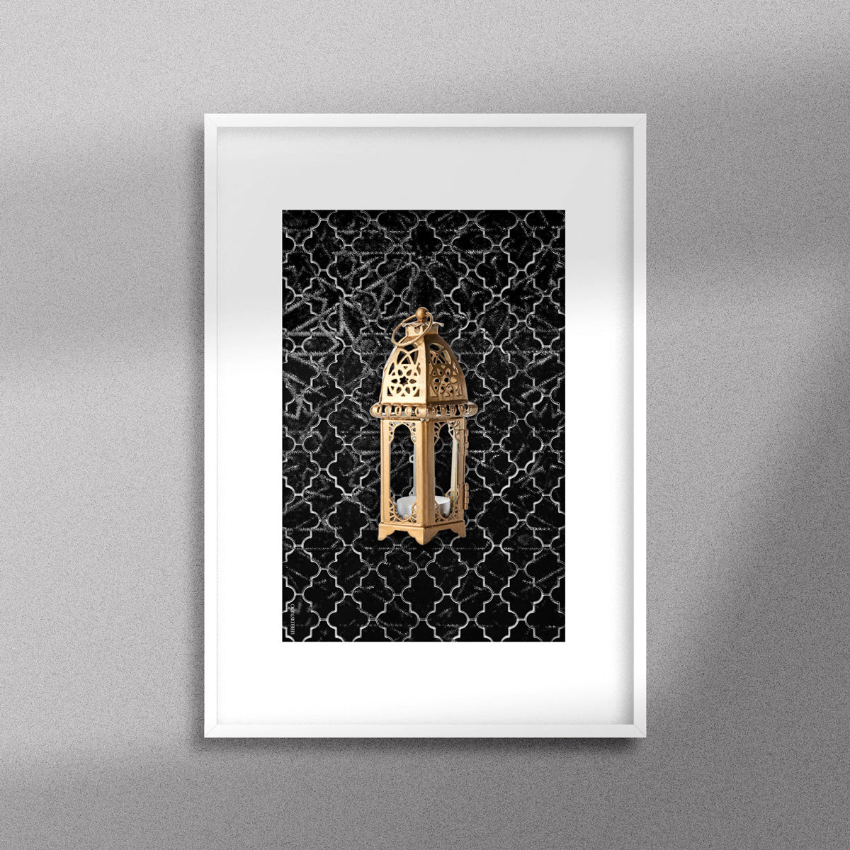 Tableau décoratif  d'une lanterne traditionnelle marocaine en dorée sur un fond de zellige marocain noir, encadré dans un cadre blanc - Format A3.