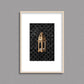 Tableau décoratif  d'une lanterne traditionnelle marocaine en dorée sur un fond de zellige marocain noir, encadré dans un cadre en bois - Format A4.